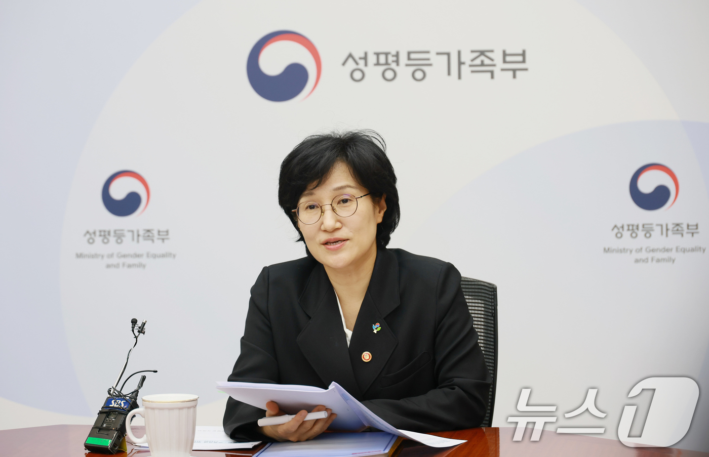 (서울=뉴스1) = 원민경 성평등가족부 장관이 5일 오후 서울 종로구 정부서울청사에서 영상회의로 스토킹 교제폭력 피해자 지원시설 간담회를 하고 있다. (성평등가족부 제공. 재판매 …