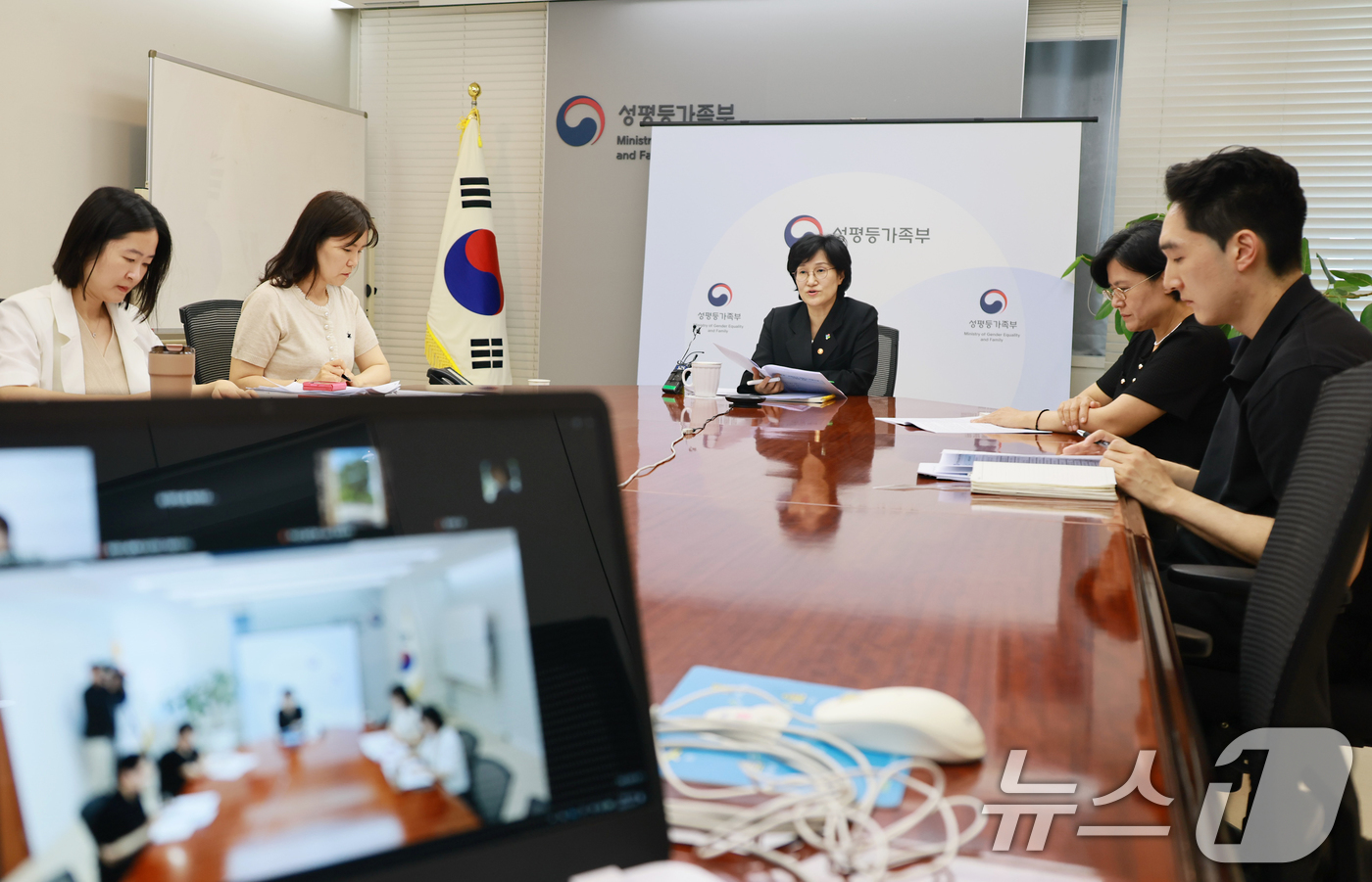 (서울=뉴스1) = 원민경 성평등가족부 장관이 5일 오후 서울 종로구 정부서울청사에서 영상회의로 스토킹 교제폭력 피해자 지원시설 간담회를 하고 있다. (성평등가족부 제공. 재판매 …