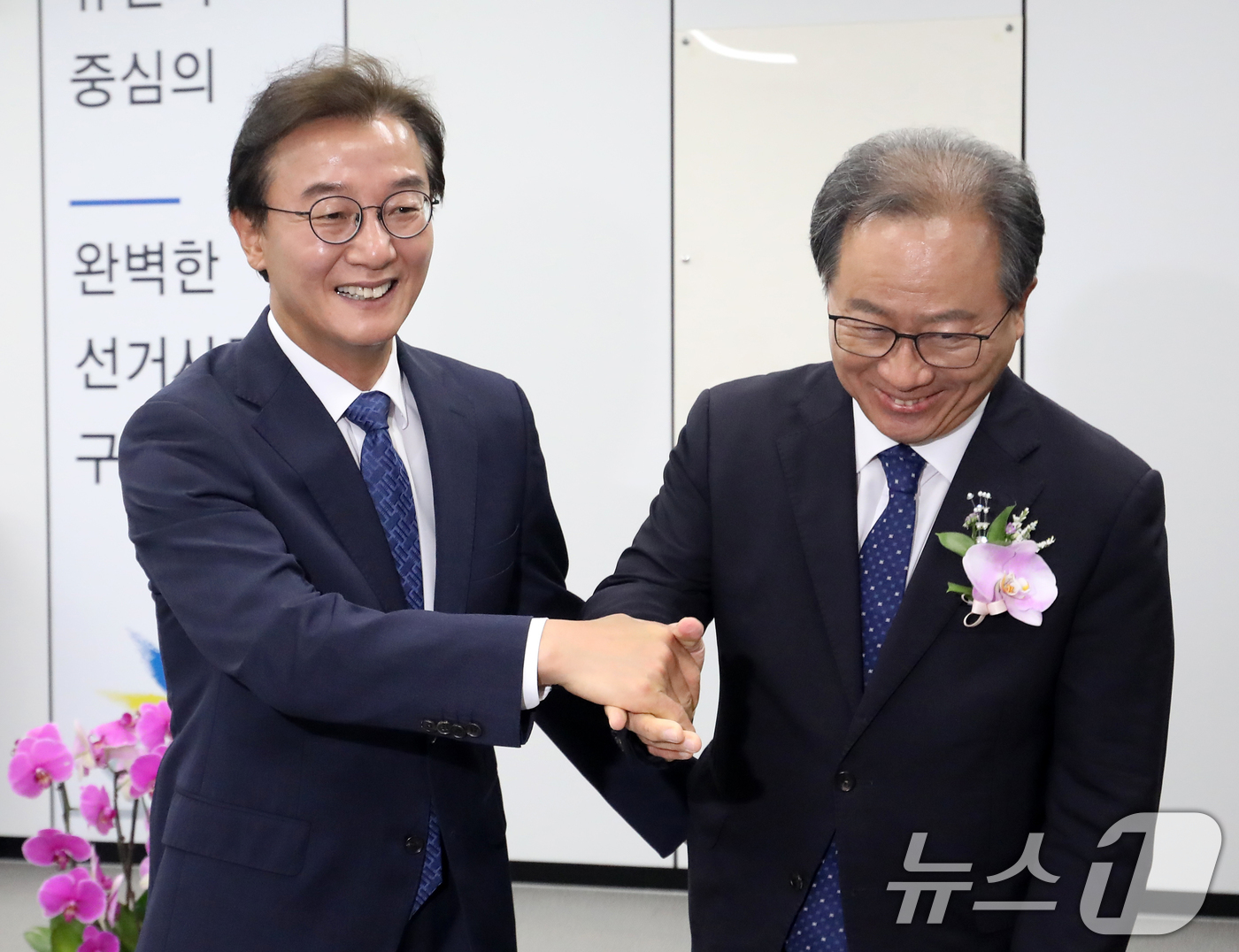 (부산=뉴스1) 윤일지 기자 = 전재수 부산시장 당선인과 김석준 부산시교육감 당선인이 5일 오후 부산 연제구 부산시선거관리위원회에서 열린 제9회 전국동시지방선거 당선증 교부식에서 …