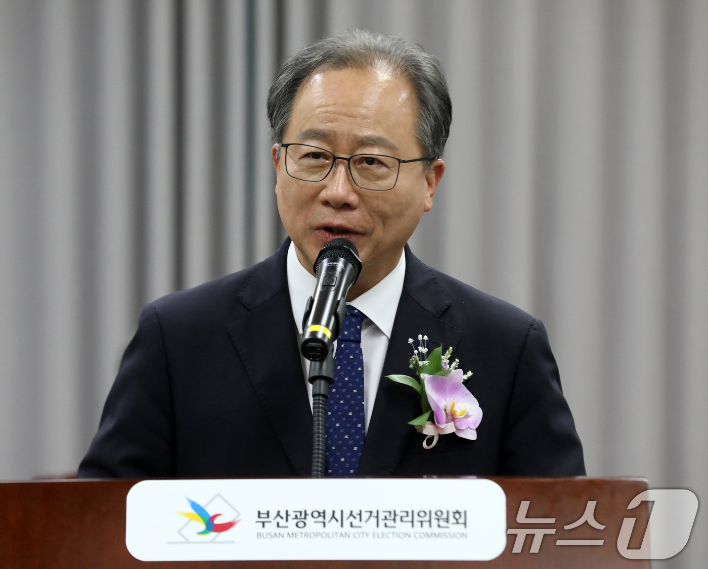 (부산=뉴스1) 윤일지 기자 = 김석준 부산시교육감 당선인이 5일 오후 부산 연제구 부산시선거관리위원회에서 열린 제9회 전국동시지방선거 당선증 교부식에서 당선증을 교부받은 뒤 인사 …