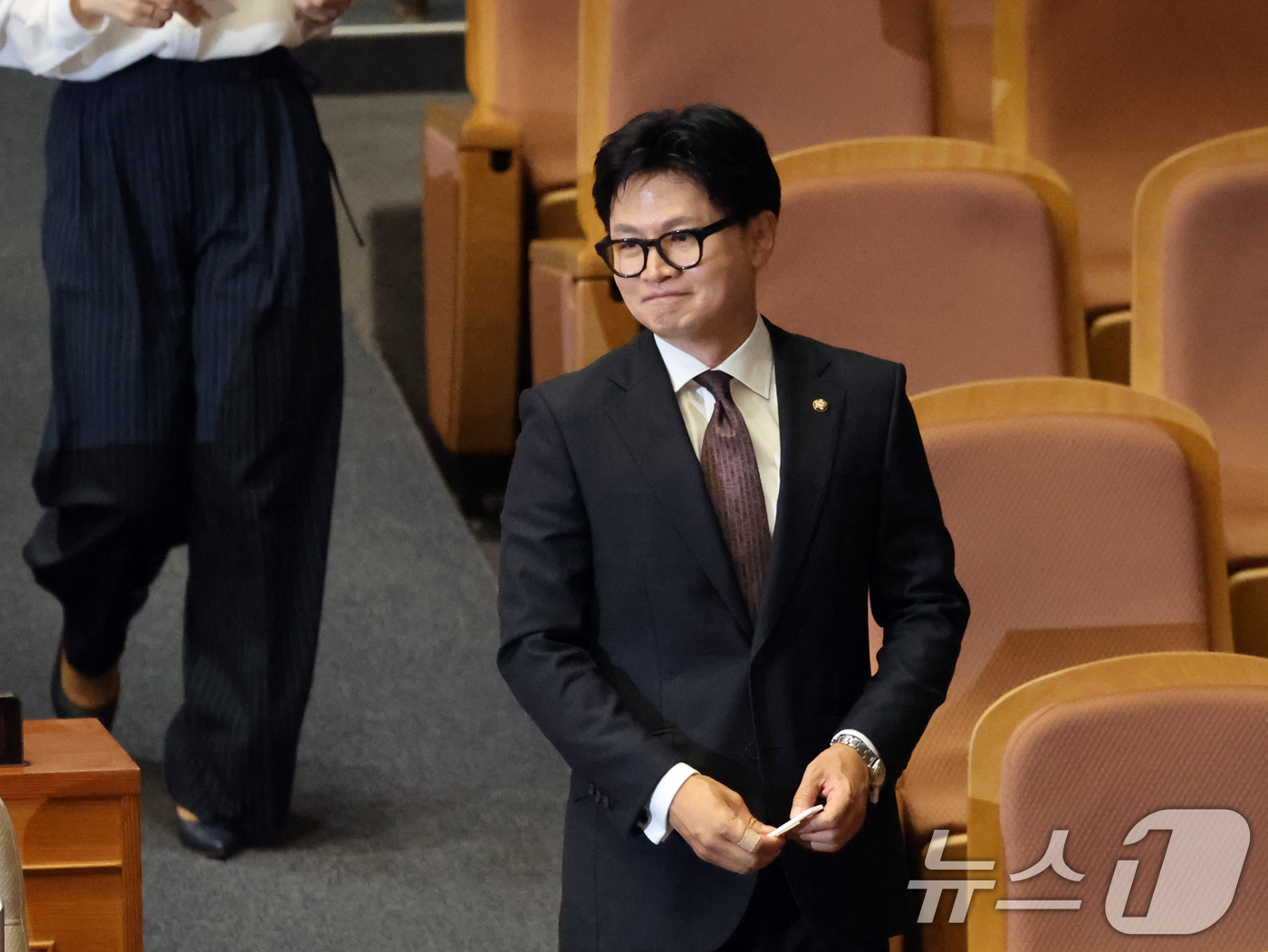 (서울=뉴스1) 황기선 기자 = 한동훈 무소속 의원이 5일 오후 서울 여의도 국회에서 열린 22대 국회 후반기 국회의장·부의장 선거에 참석해 투표를 위해 이동하고 있다.  2026 …
