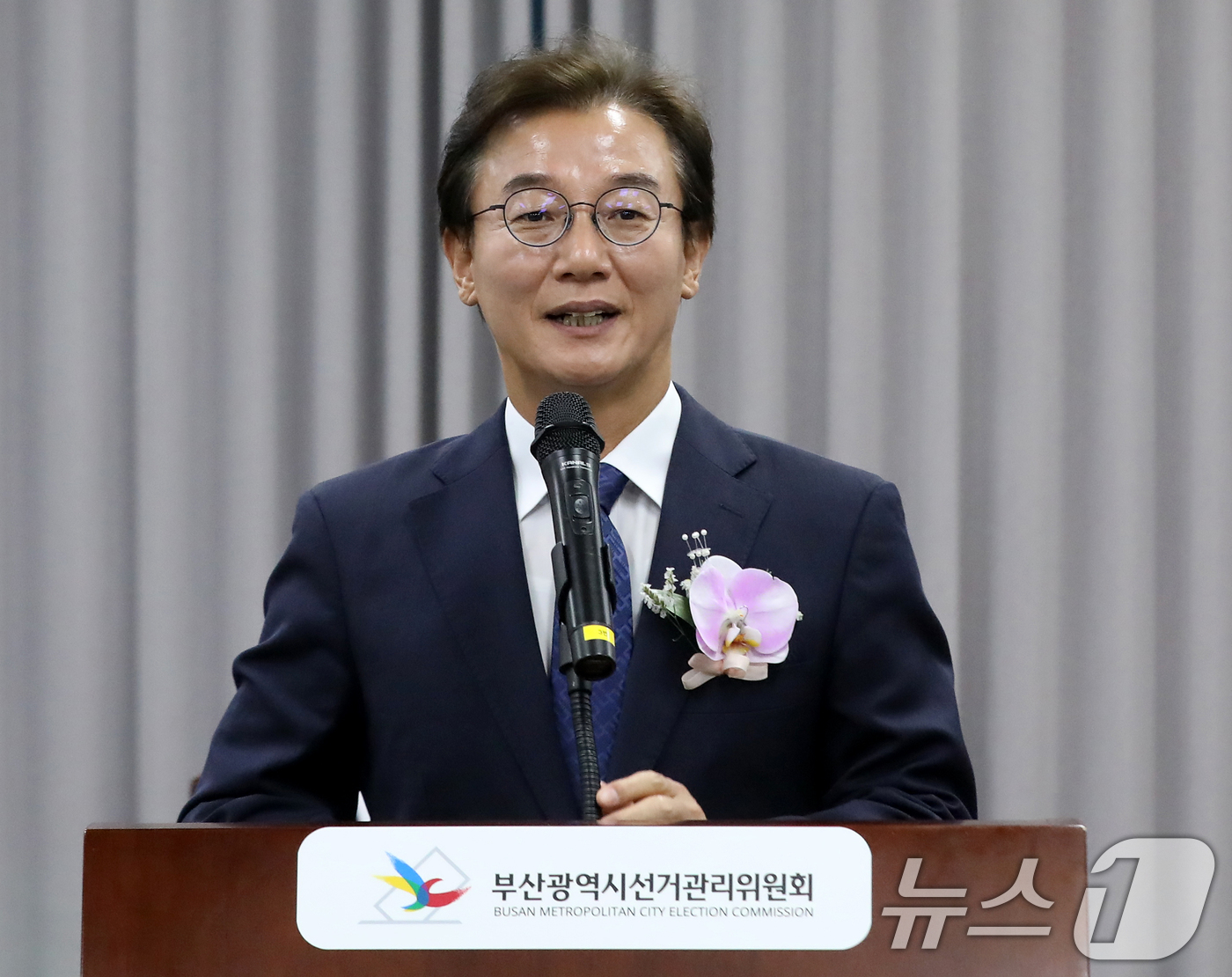 (부산=뉴스1) 윤일지 기자 = 전재수 부산시장 당선인이 5일 오후 부산 연제구 부산시선거관리위원회에서 열린 제9회 전국동시지방선거 당선증 교부식에서 당선증을 교부받은 뒤 인사말을 …