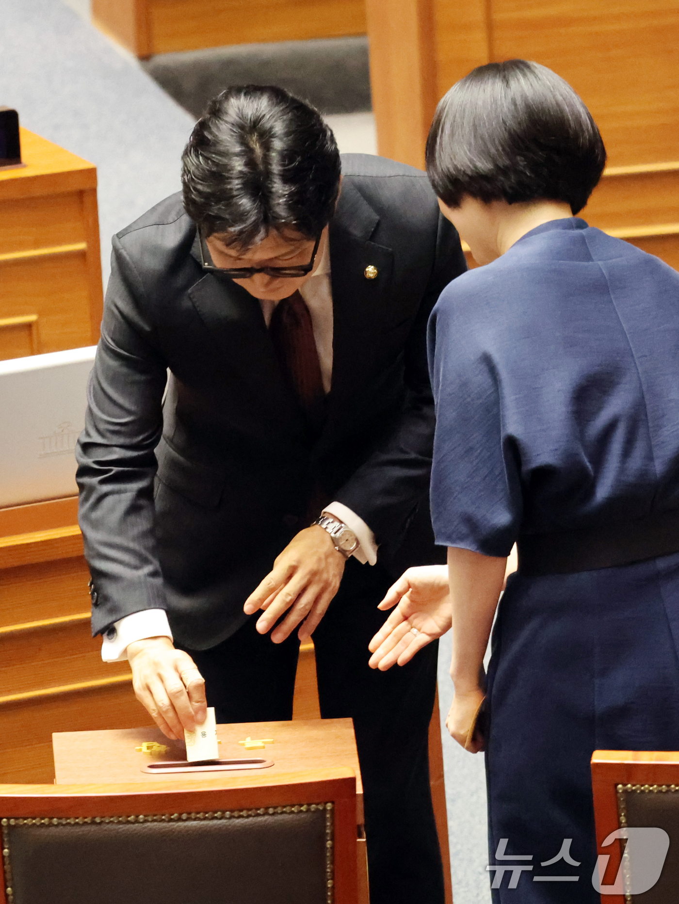 (서울=뉴스1) 황기선 기자 = 한동훈 무소속 의원이 5일 오후 서울 여의도 국회 본회의장에서 열린 22대 국회 후반기 국회의장·부의장 선거에 투표를 하고 있다. 2026.6.5/ …