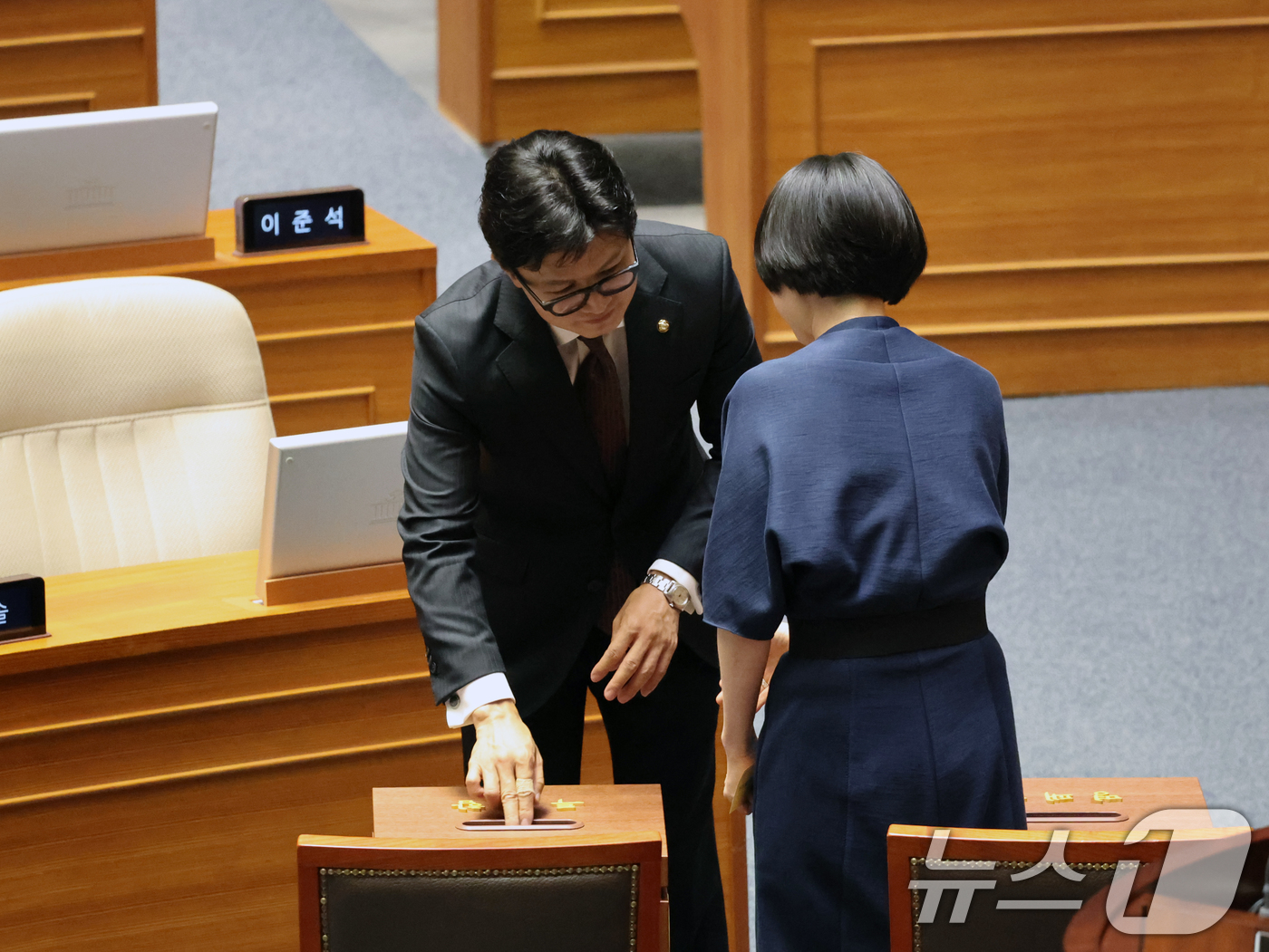 (서울=뉴스1) 황기선 기자 = 한동훈 무소속 의원이 5일 오후 서울 여의도 국회 본회의장에서 열린 22대 국회 후반기 국회의장·부의장 선거에 투표하고 있다. 2026.6.5/뉴스 …