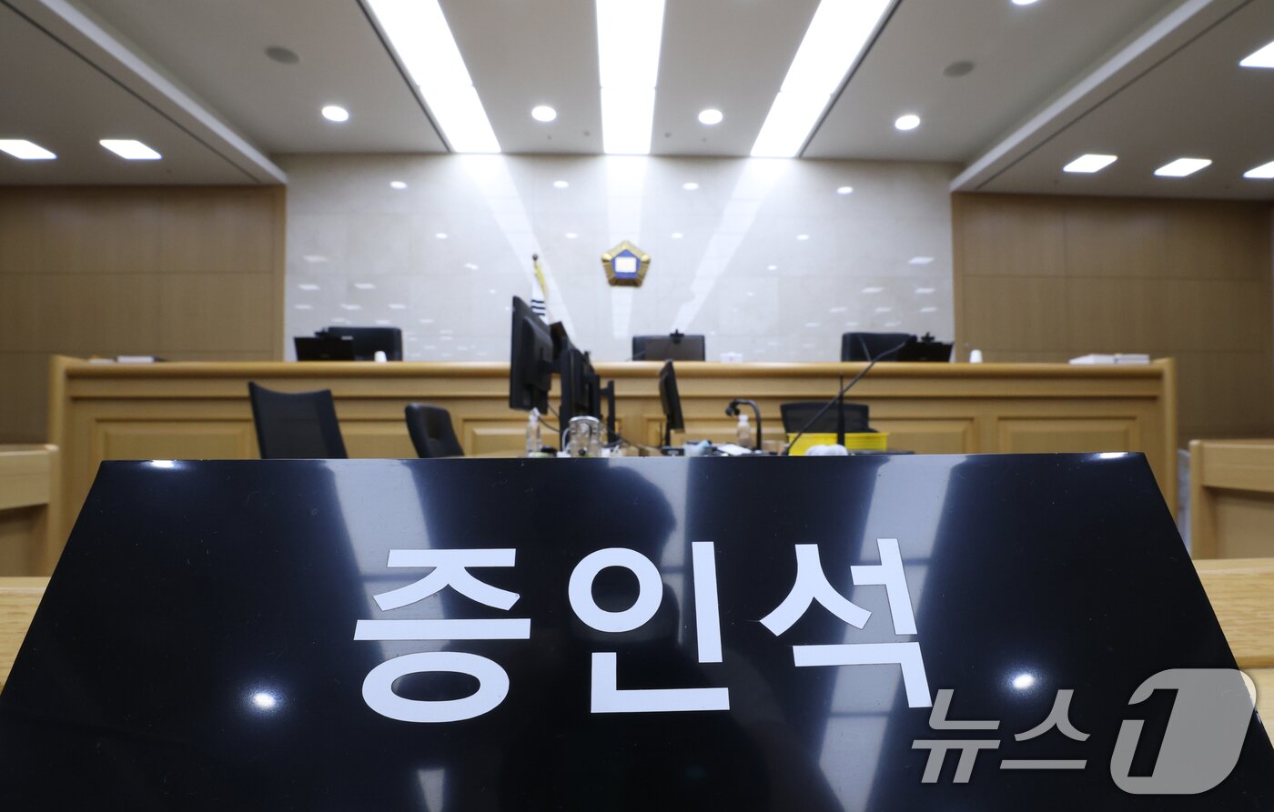본문 이미지 - 이화영 전 경기도 평화부지사의 국민참여재판이 열리는 수원지방법원 204호 대법정.  2026.6.5 ⓒ 뉴스1 김영운 기자