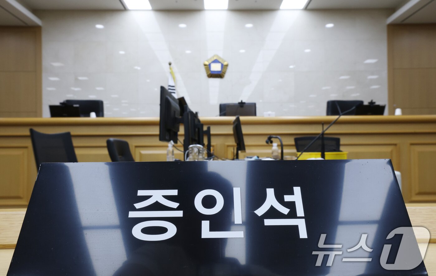 본문 이미지 - 이화영 전 경기도 평화부지사의 이른바 '연어 술파티' 위증 등 혐의 사건 국민참여재판을 사흘 앞둔 지난 5일 국민참여재판이 열릴 경기 수원시 영통구 수원지방법원 204호 대법정이 언론에 공개됐다. 2026.6.5 ⓒ 뉴스1 김영운 기자