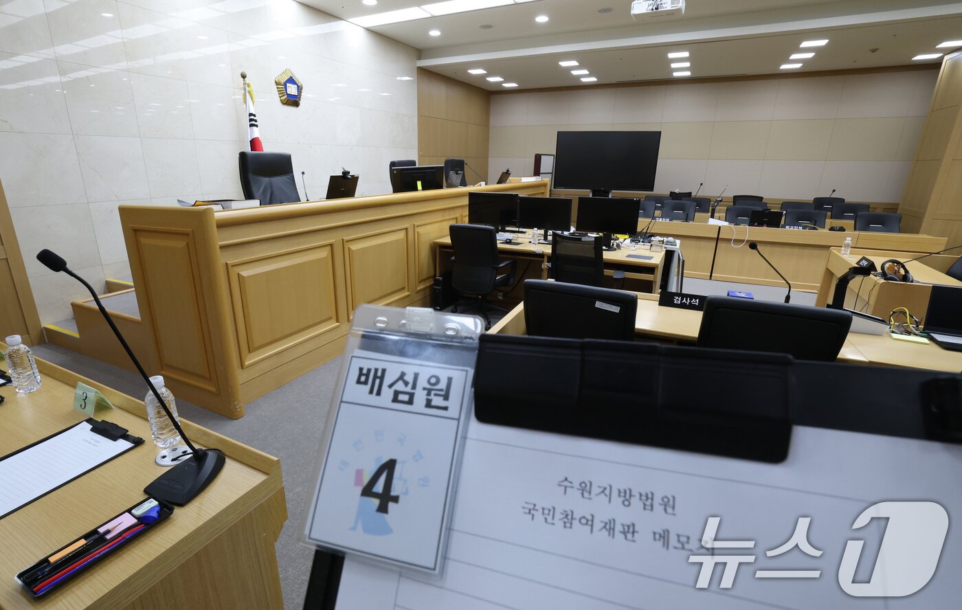본문 이미지 - 이화영 전 경기도 평화부지사의 이른바 '연어 술파티' 위증 등 혐의 사건 국민참여재판을 사흘 앞둔 5일 국민참여재판이 열릴 경기 수원시 영통구 수원지방법원 204호 대법정이 언론에 공개되고 있다. 이 전 부지사 국민참여재판은 오는 8일부터 19일까지 주말을 제외한 10일간, 역대 최장기 국민참여재판에 들어갈 예정이다. 2026.6.5 ⓒ 뉴스1 김영운 기자