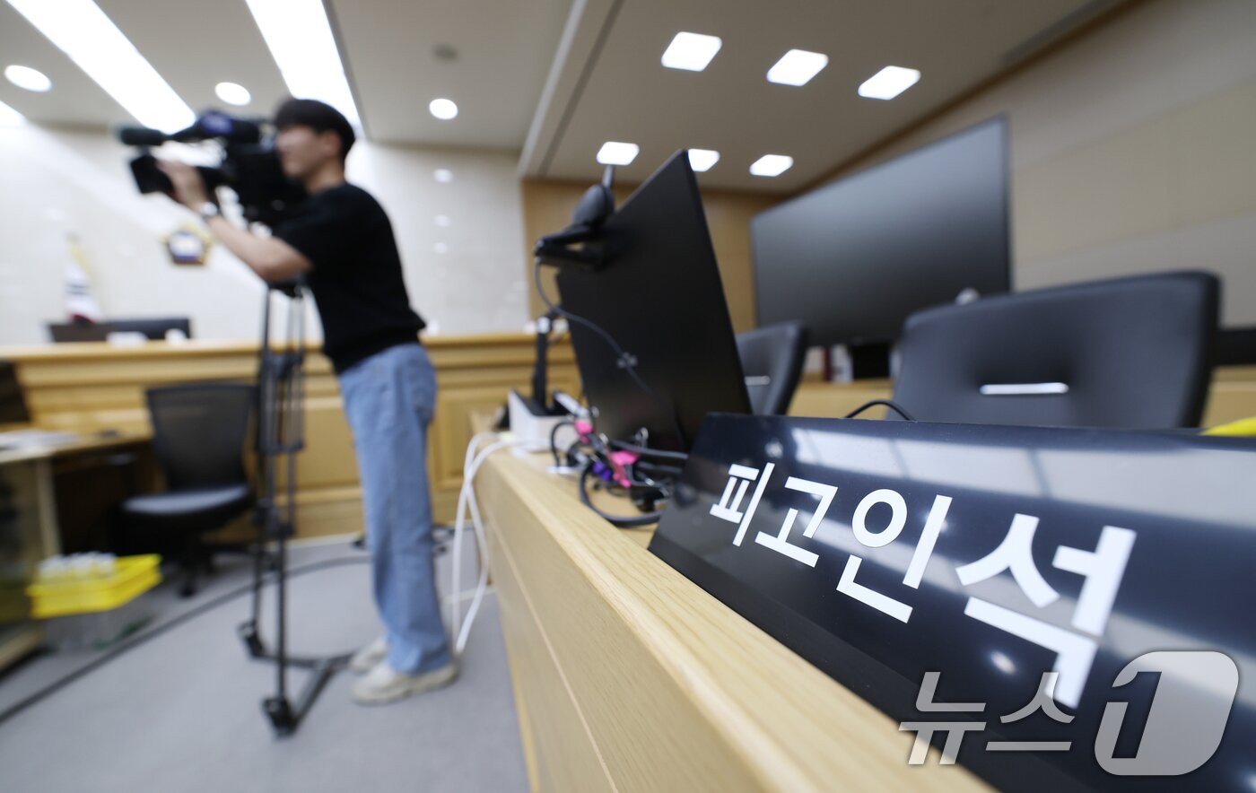 본문 이미지 - 이화영 전 경기도 평화부지사의 이른바 '연어 술파티' 위증 등 혐의 사건 국민참여재판을 사흘 앞둔 5일 국민참여재판이 열릴 경기 수원시 영통구 수원지방법원 204호 대법정이 언론에 공개되고 있다. 이 전 부지사 국민참여재판은 오는 8일부터 19일까지 주말을 제외한 10일간, 역대 최장기 국민참여재판에 들어갈 예정이다. 2026.6.5 ⓒ 뉴스1 김영운 기자