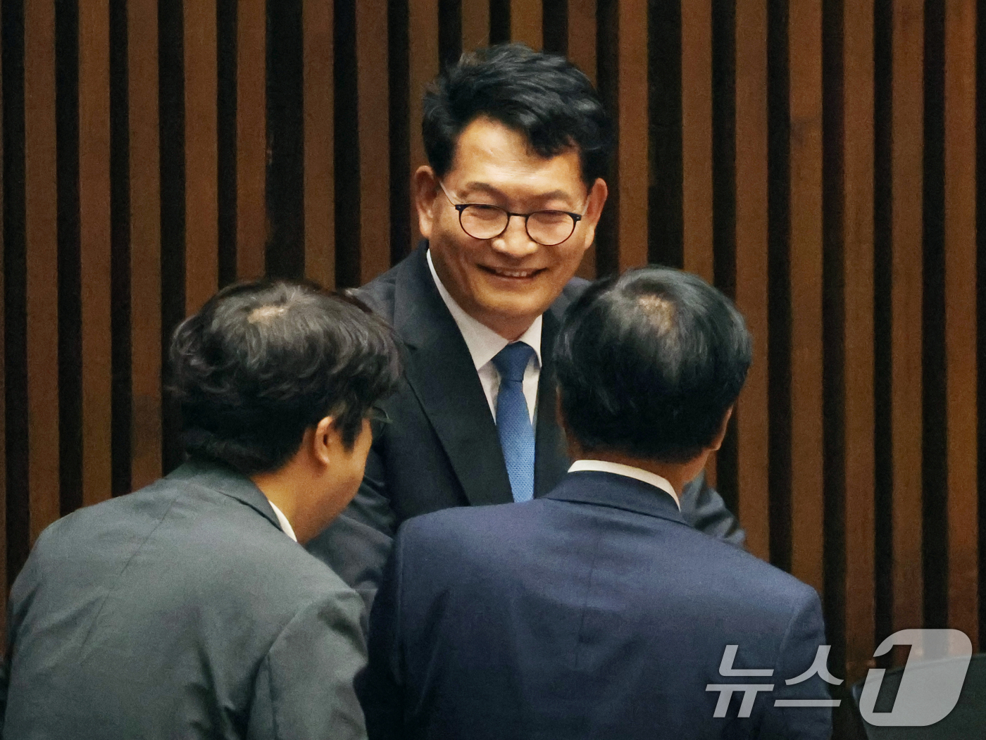 (서울=뉴스1) 황기선 기자 = 6·3 재보궐선거로 당선된 송영길 더불어민주당 의원이 5일 오후 서울 여의도 국회 본회의장에서 의원들과 대화를 나누고 있다. 2026.6.5/뉴스1 …