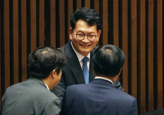 의원들과 대화 나누는 송영길 의원