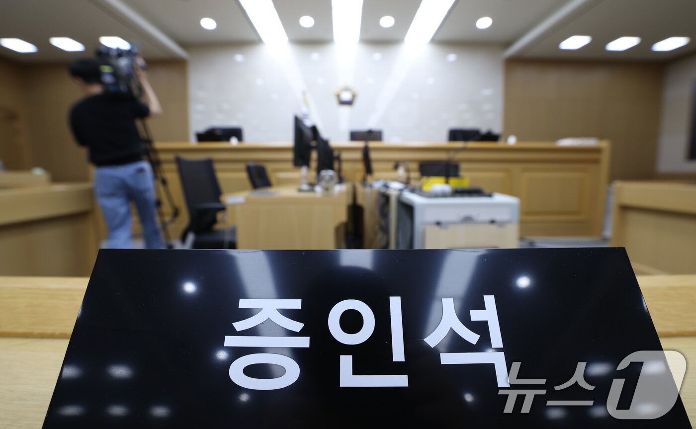 본문 이미지 - 이화영 전 경기도 평화부지사의 이른바 '연어 술파티' 위증 등 혐의 사건 국민참여재판을 사흘 앞둔 5일 국민참여재판이 열릴 경기 수원시 영통구 수원지방법원 204호 대법정이 언론에 공개되고 있다. 2026.6.5 ⓒ 뉴스1 김영운 기자