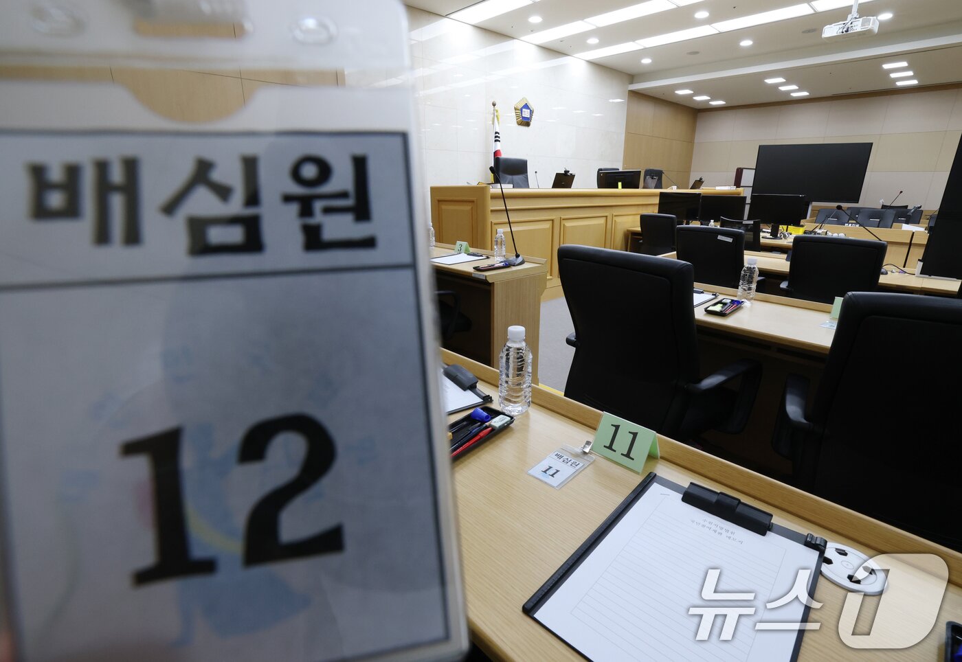 본문 이미지 - 이화영 전 경기도 평화부지사의 이른바 '연어 술파티' 위증 등 혐의 사건 국민참여재판을 사흘 앞둔 5일 국민참여재판이 열릴 경기 수원시 영통구 수원지방법원 204호 대법정이 언론에 공개되고 있다. 이 전 부지사 국민참여재판은 오는 8일부터 19일까지 주말을 제외한 10일간, 역대 최장기 국민참여재판에 들어갈 예정이다. 2026.6.5 ⓒ 뉴스1 김영운 기자