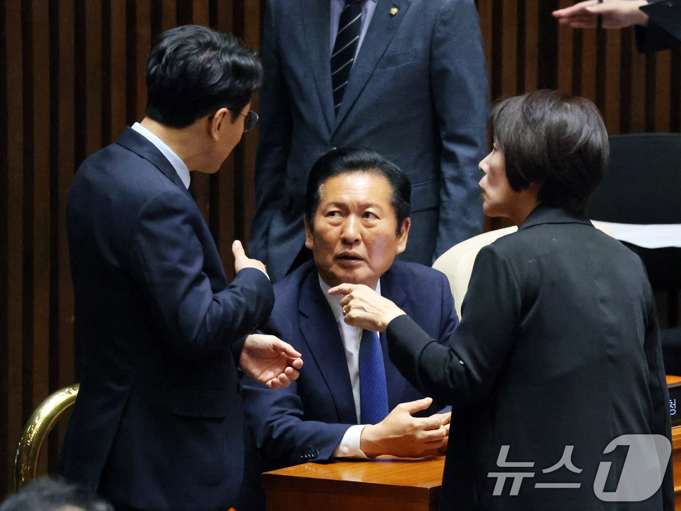 (서울=뉴스1) 황기선 기자 = 정청래 더불어민주당 대표가 5일 오후 서울 여의도 국회 본회의장에서 의원들과 대화를 나누고 있다. 2026.6.5/뉴스1