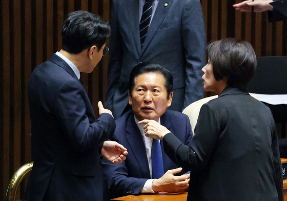 의원들과 대화 나누는 정청래 대표