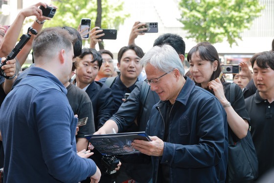 사인해주는 젠슨 황