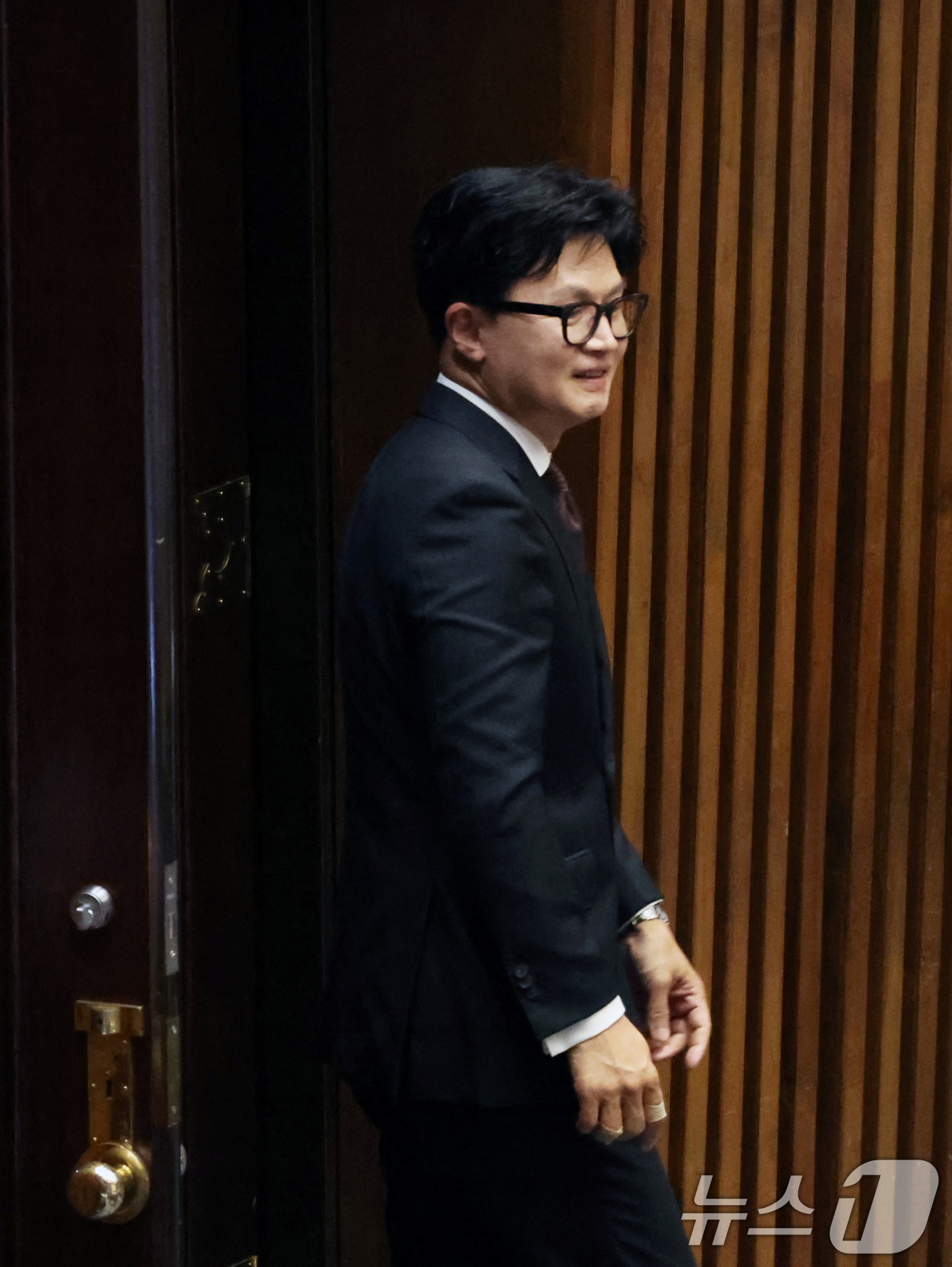 (서울=뉴스1) 황기선 기자 = 한동훈 무소속 의원이 5일 오후 서울 여의도 국회 본회의장으로 들어서고 있다. 2026.6.5/뉴스1