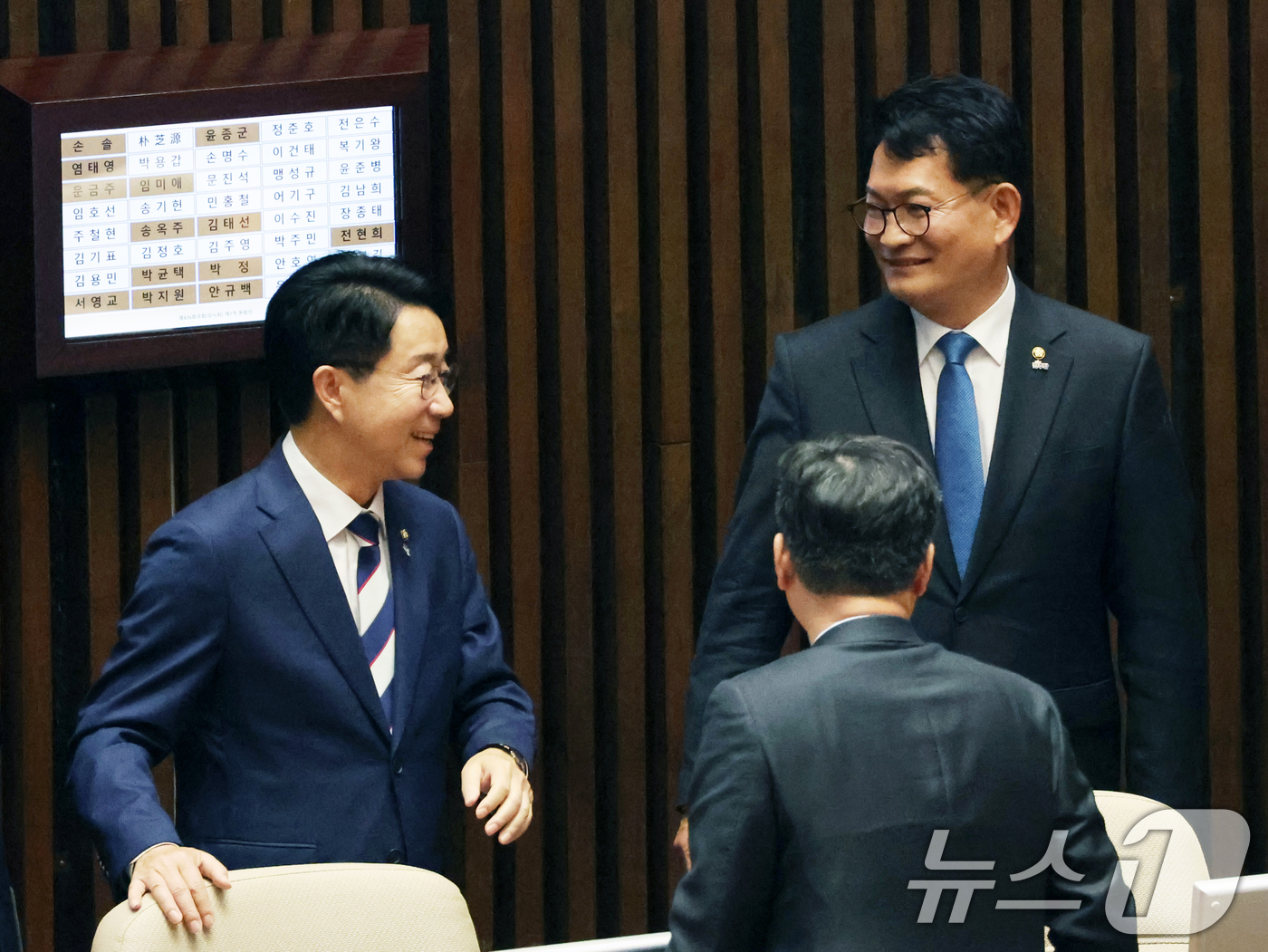 (서울=뉴스1) 황기선 기자 = 6·3 재보궐선거로 당선된 송영길 더불어민주당 의원이 5일 오후 서울 여의도 국회 본회의장에서 조정식 22대 국회 후반기 국회의장 후보와 대화를 나 …