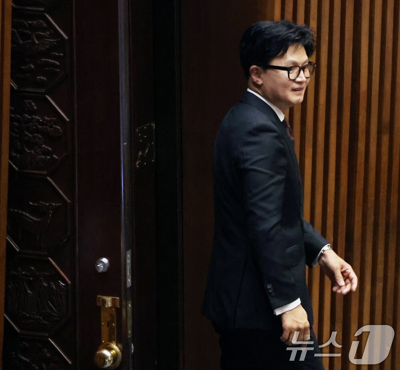 본문 이미지 - 한동훈 무소속 의원이 5일 오후 서울 여의도 국회 본회의장으로 들어서고 있다. 2026.6.5 ⓒ 뉴스1 황기선 기자