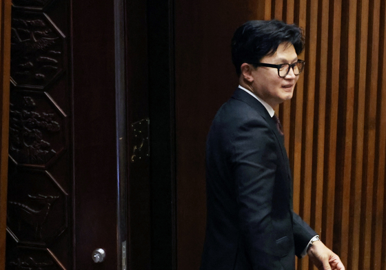 국회 본회의장 들어서는 한동훈 의원