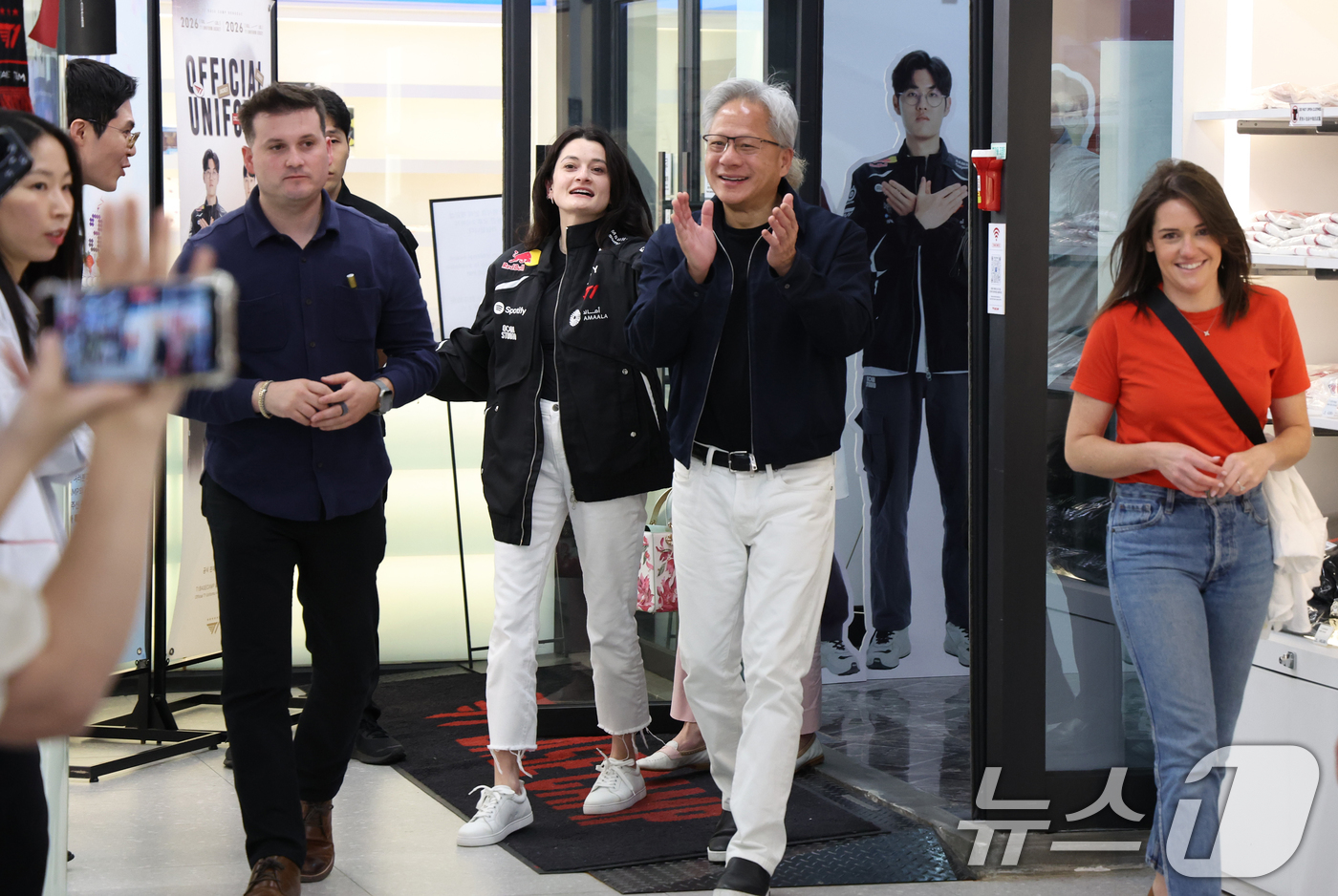 (서울=뉴스1) 이광호 기자 = 젠슨 황 엔비디아 최고경영자 CEO가 5일 서울 마포구 PC방 T1 베이스 캠프에서 ‘페이커’ 이상혁을 비롯한 T1 리그 오브 레전드(LoL) 선수 …
