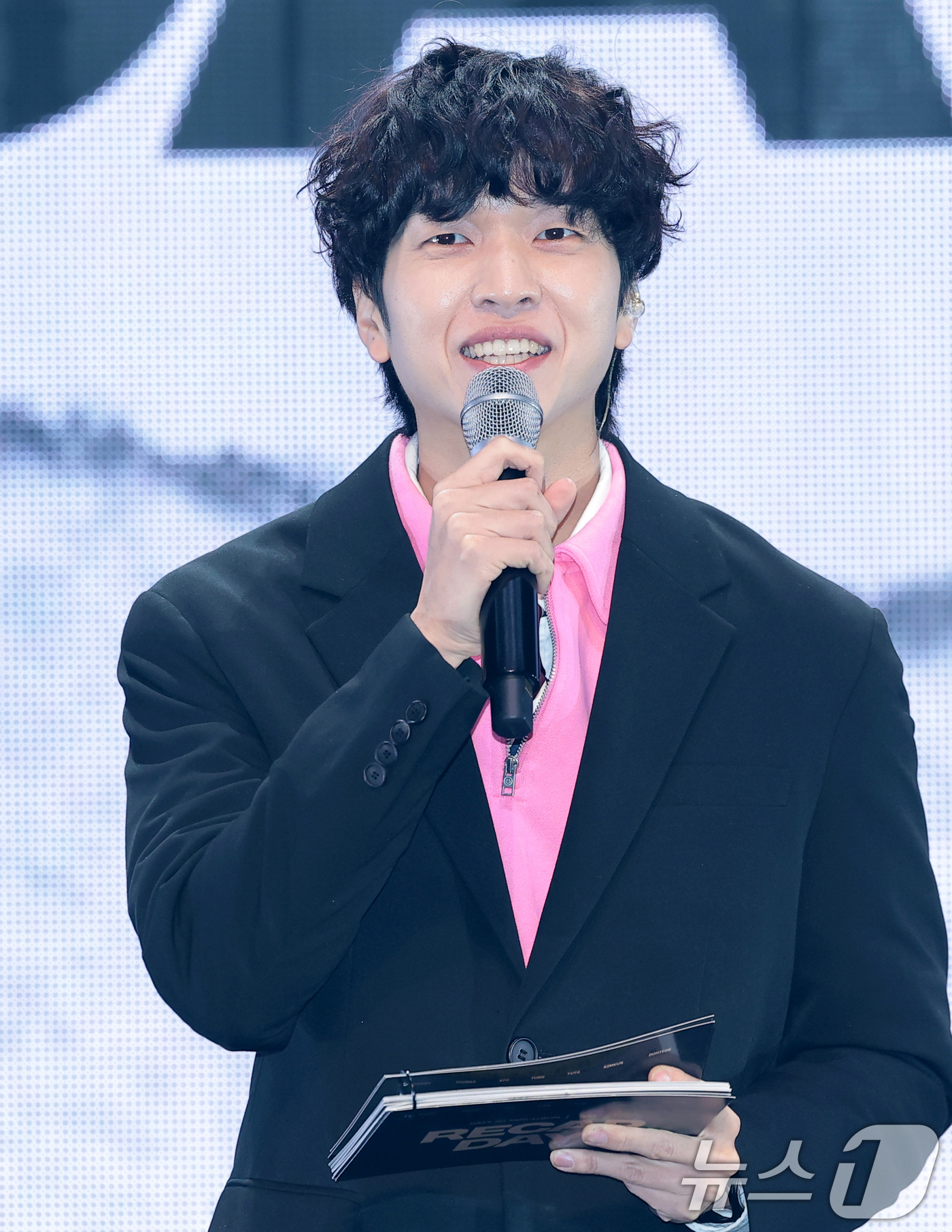 (서울=뉴스1) 권현진 기자 = 방송인 유재필이 5일 서울 서대문구 이화여자대학교 삼성홀에서 열린 네이즈 미니 1집 'NAZE 데뷔 활동 보고회‘에서 진행을 하고 있다. 2026. …