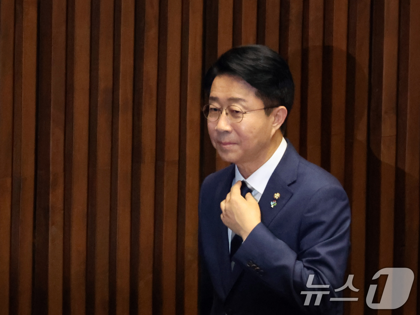 (서울=뉴스1) 황기선 기자 = 22대 국회 후반기 국회의장으로 선출된 조정식 더불어민주당 의원이 5일 오후 서울 여의도 국회 본회의장에서 당선인사를 위해 발걸음을 옮기고 있다. …