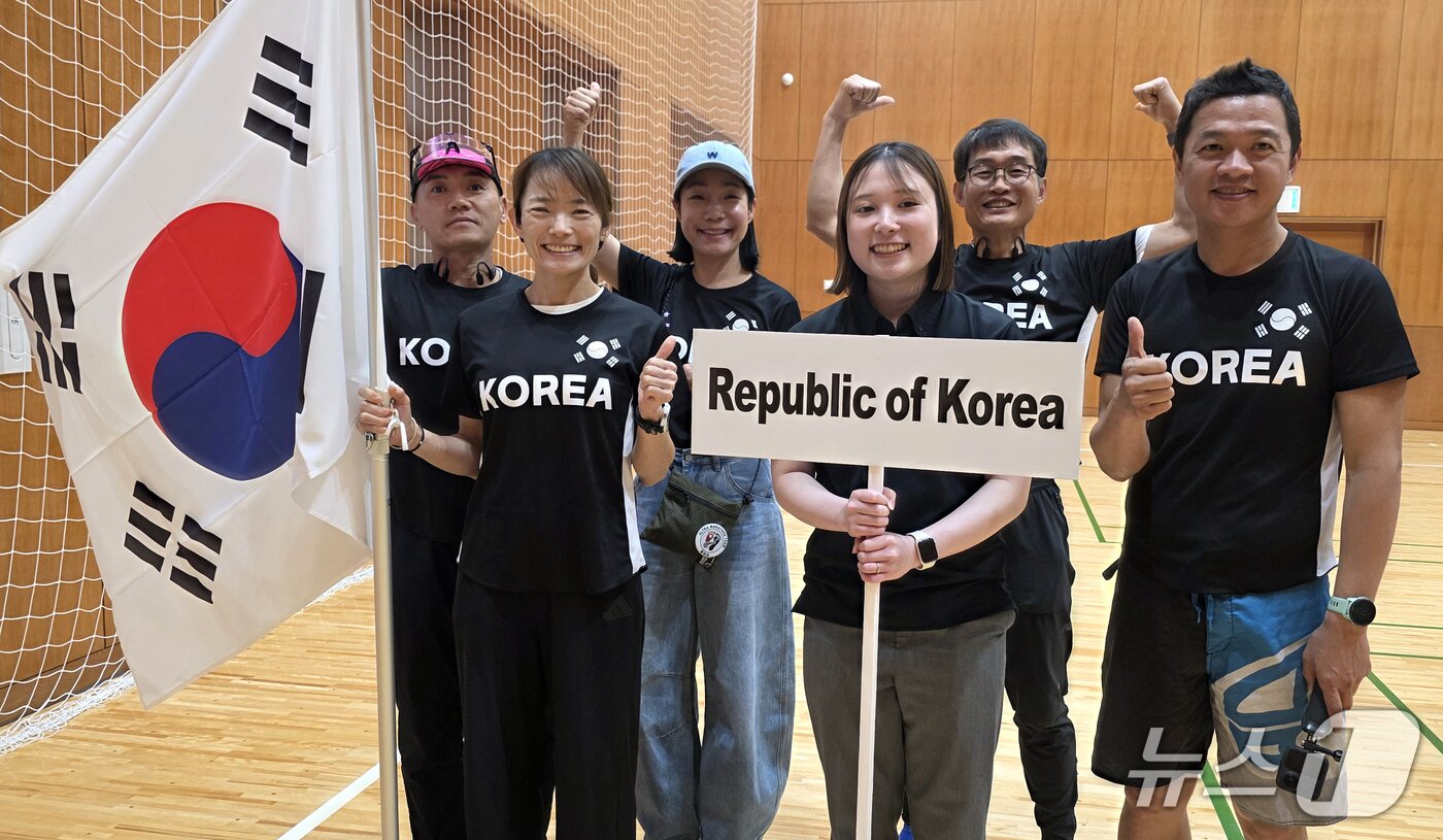 본문 이미지 - 대한민국 대표단이 개막식에서 태극기를 들고 입장하며 기념촬영을 하고 있다.