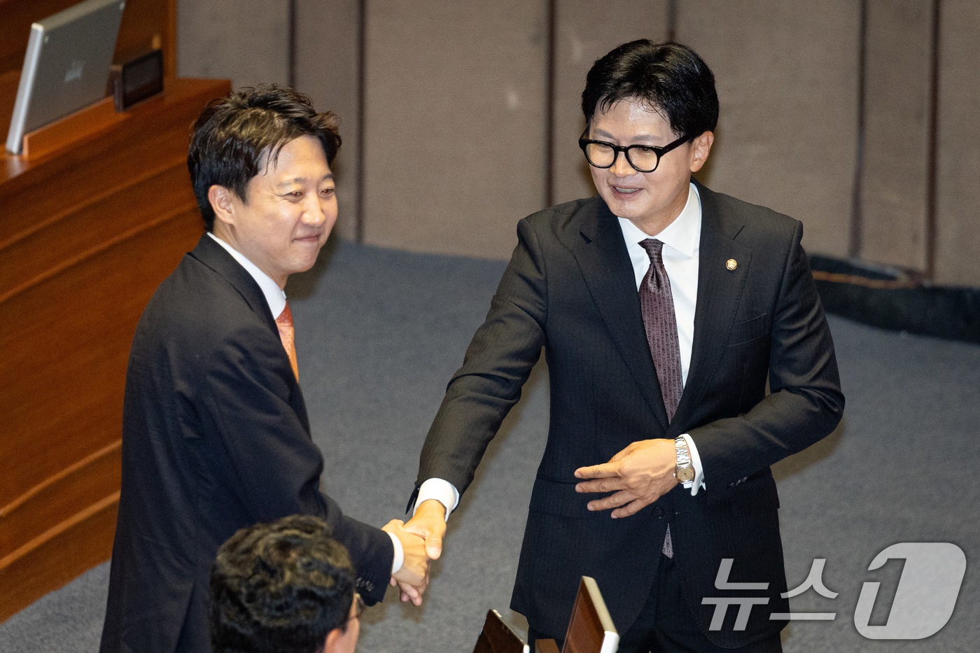 (서울=뉴스1) 유승관 기자 = 한동훈 무소속 의원이 5일 서울 여의도 국회에서 열린 제436회 국회(임시회) 제1차 본회의에 참석해 이준석 개혁신당 대표와 인사하고 있다. 202 …