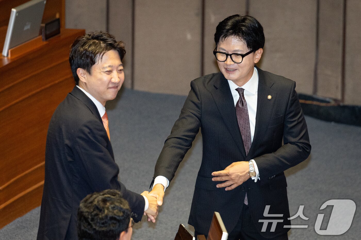 본문 이미지 - 한동훈 무소속 의원이 5일 서울 여의도 국회에서 열린 제436회 국회(임시회) 제1차 본회의에 참석해 이준석 개혁신당 대표와 인사하고 있다. 2026.6.5 ⓒ 뉴스1 유승관 기자