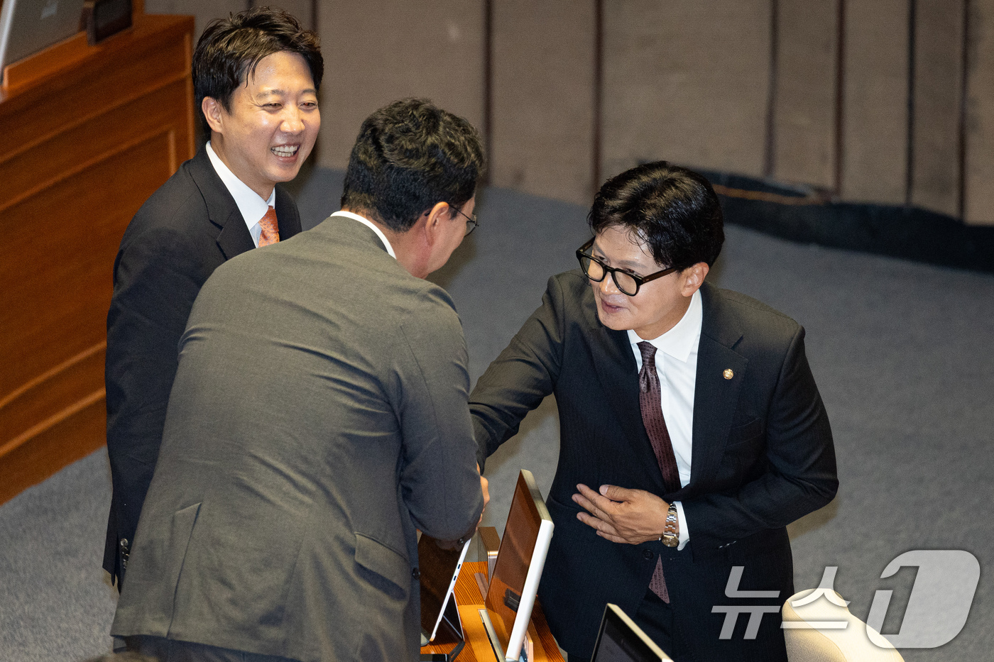 (서울=뉴스1) 유승관 기자 = 한동훈 무소속 의원이 5일 서울 여의도 국회에서 열린 제436회 국회(임시회) 제1차 본회의에 참석해 천하람 개혁신당 원내대표와 인사하고 있다. 2 …