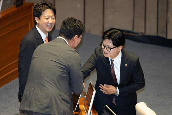 천하람 개혁신당 원내대표와 인사 나누는 한동훈