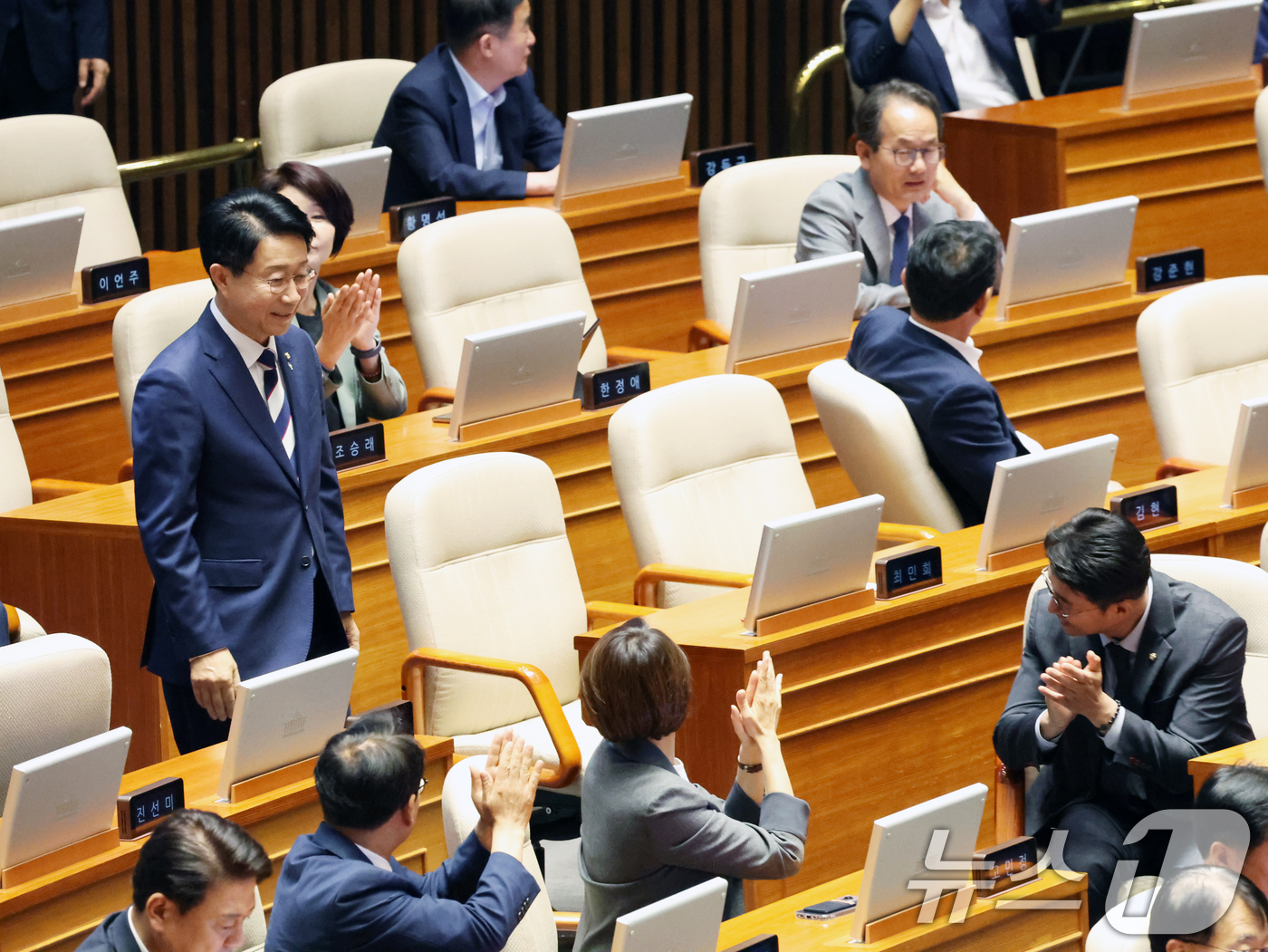 (서울=뉴스1) 황기선 기자 = 22대 국회 후반기 국회의장으로 선출된 조정식 더불어민주당 의원이 5일 오후 서울 여의도 국회 본회의장에서 당선인사를 위해 발걸음을 옮기고 있다. …