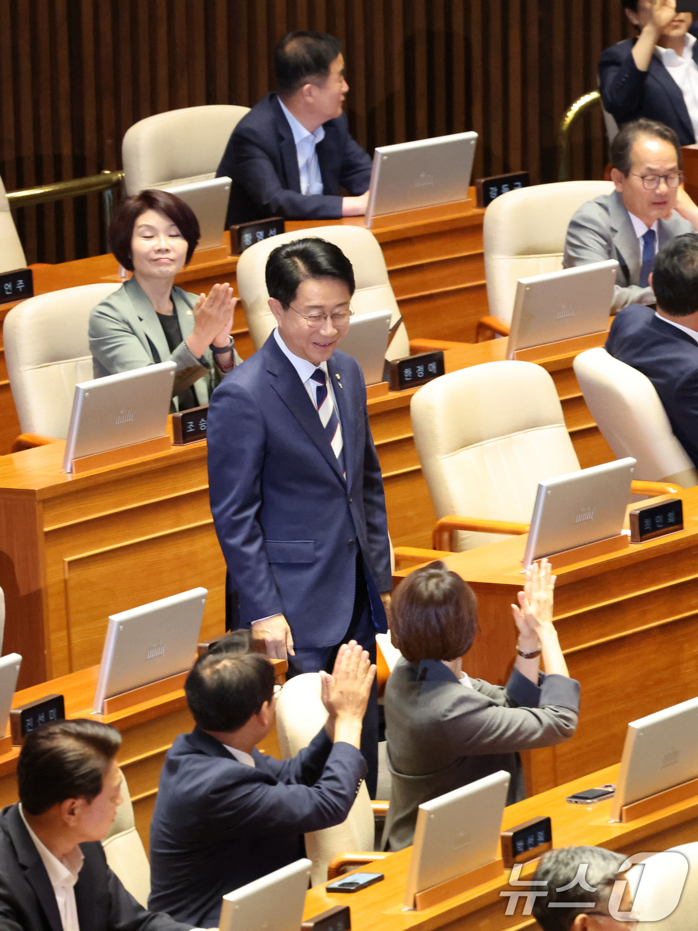 (서울=뉴스1) 황기선 기자 = 22대 국회 후반기 국회의장으로 선출된 조정식 더불어민주당 의원이 5일 오후 서울 여의도 국회 본회의장에서 당선인사를 위해 발걸음을 옮기고 있다. …
