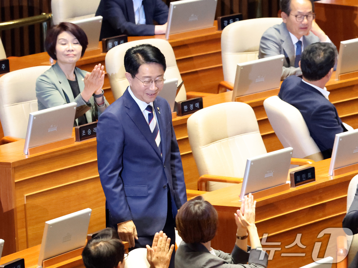 (서울=뉴스1) 황기선 기자 = 22대 국회 후반기 국회의장으로 선출된 조정식 더불어민주당 의원이 5일 오후 서울 여의도 국회 본회의장에서 당선인사를 위해 발걸음을 옮기고 있다. …