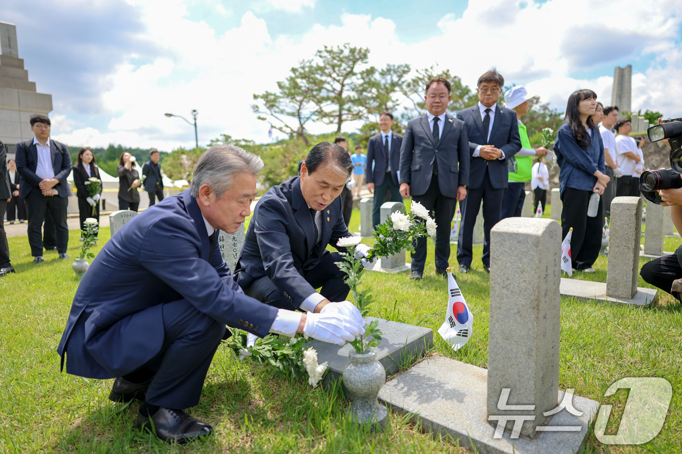 (서울=뉴스1) = 권오을 국가보훈부 장관이 5일 오전 제71회 현충일을 맞아 서울 동작구 국립서울현충원에서 열린 국화 한 송이 헌화행사에서 강호동 농협중앙회장 및 농협 임직원, …