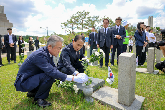 서울보훈청, 전몰군경유족회와 현충일 생수 나눔 봉사