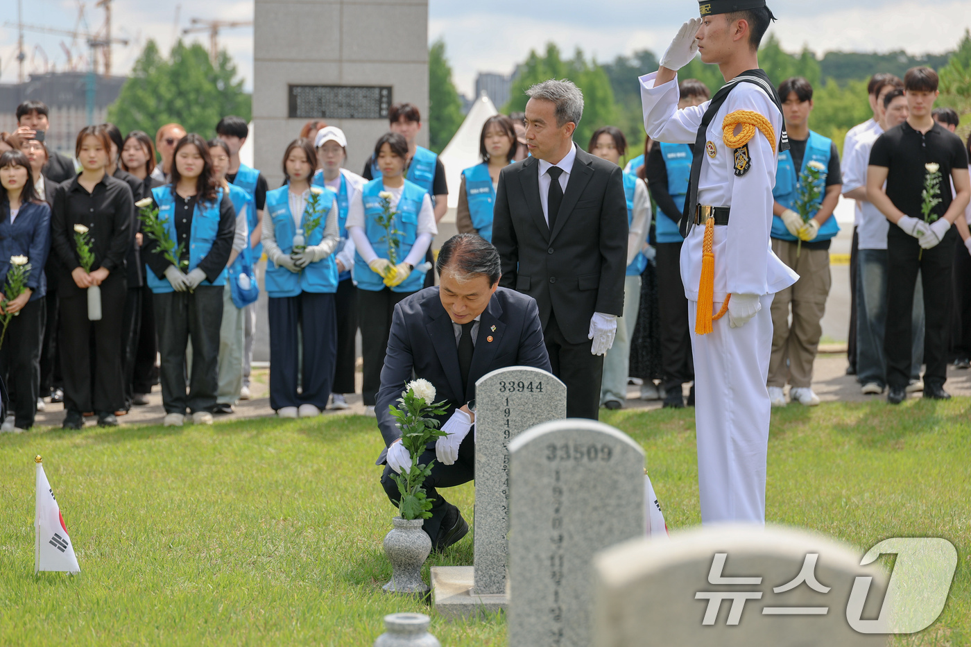 (서울=뉴스1) = 권오을 국가보훈부 장관이 5일 오전 제71회 현충일을 맞아 서울 동작구 국립서울현충원에서 열린 국화 한 송이 헌화행사에서 강호동 농협중앙회장 및 농협 임직원, …