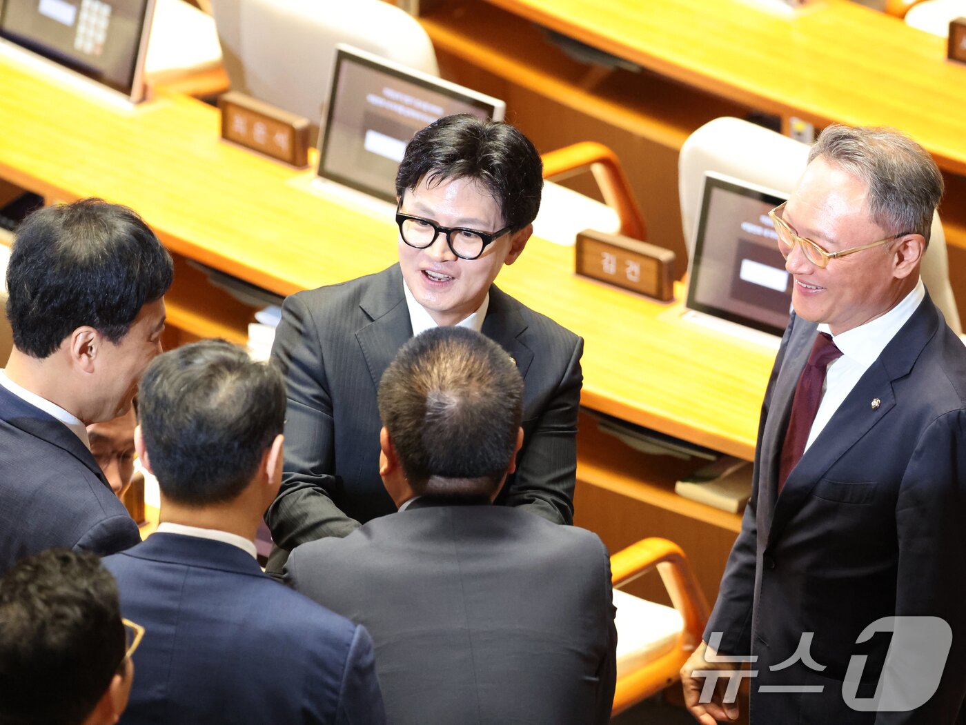 본문 이미지 - 한동훈 무소속 의원이 5일 서울 여의도 국회에서 열린 제436회 국회(임시회) 제1차 본회의에 참석해 국민의힘 의원들과 인사하고 있다. 2026.6.5 ⓒ 뉴스1 황기선 기자
