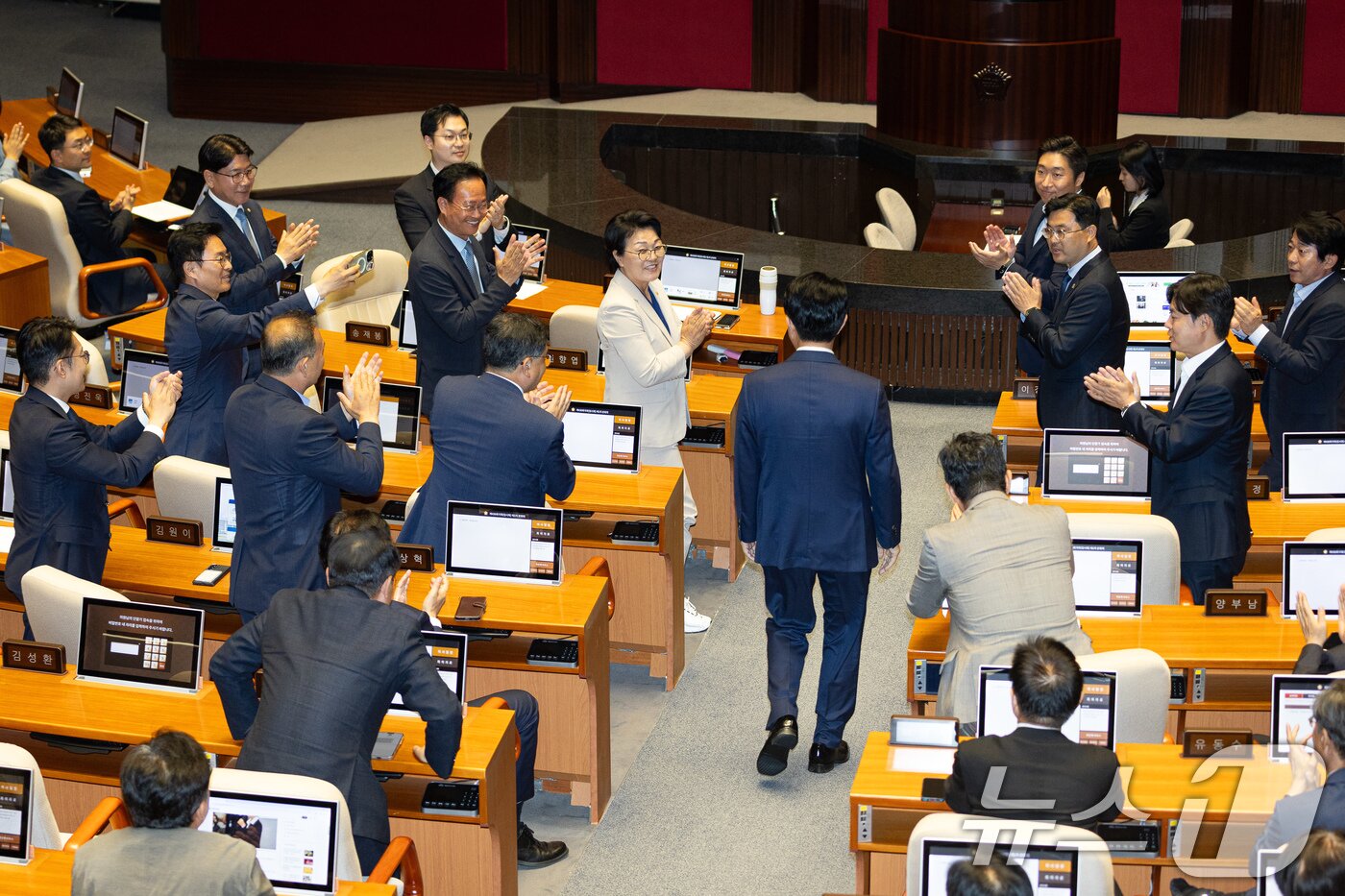 본문 이미지 - 제22대 국회 후반기 국회의장으로 선출된 조정식 더불어민주당 의원이 5일 서울 여의도 국회에서 열린 제436회 국회(임시회) 제1차 본회의에서 의원들의 축하를 받으며 단상으로 향하고 있다. 2026.6.5 ⓒ 뉴스1 유승관 기자