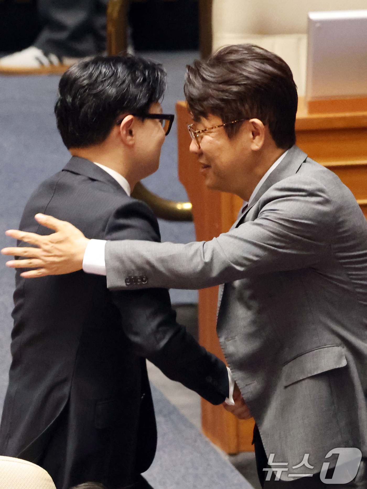 (서울=뉴스1) 황기선 기자 = 6·3 재보궐선거로 당선된 유의동 국민의힘 의원과 한동훈 무소속 의원이  5일 서울 여의도 국회에서 열린 제436회 국회(임시회) 제1차 본회의에서 …