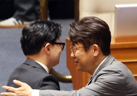 인사 나누는 유의동·한동훈
