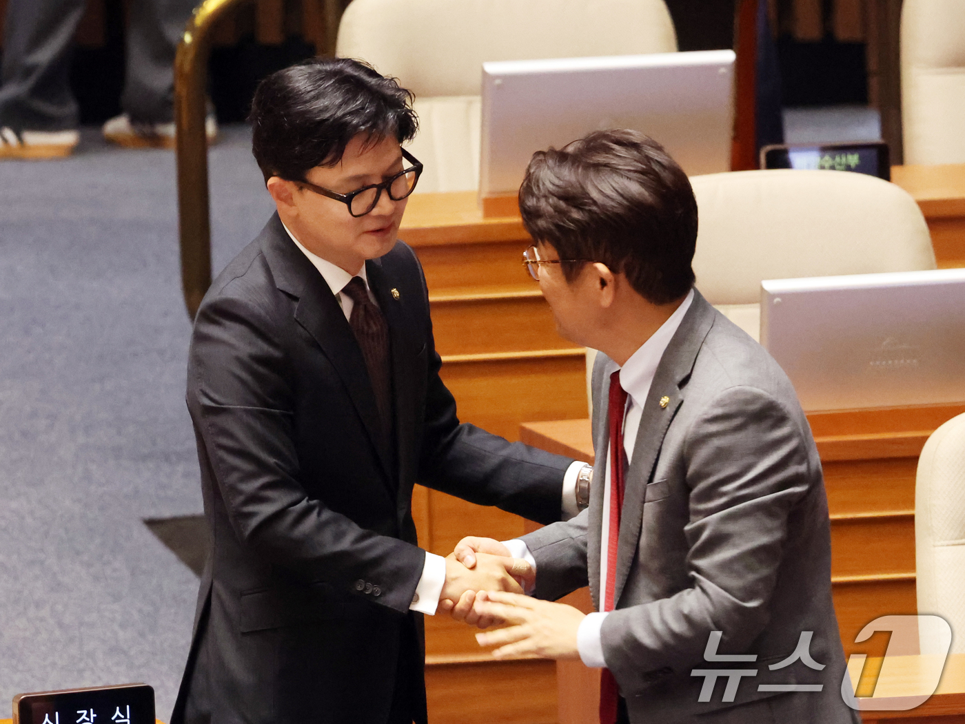 (서울=뉴스1) 황기선 기자 = 5일 서울 여의도 국회에서 열린 제436회 국회(임시회) 제1차 본회의에 참석해 국민의힘 의원들과 인사하고 있다.  2026.6.5/뉴스1