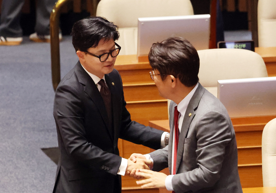 인사 나누는 유의동·한동훈