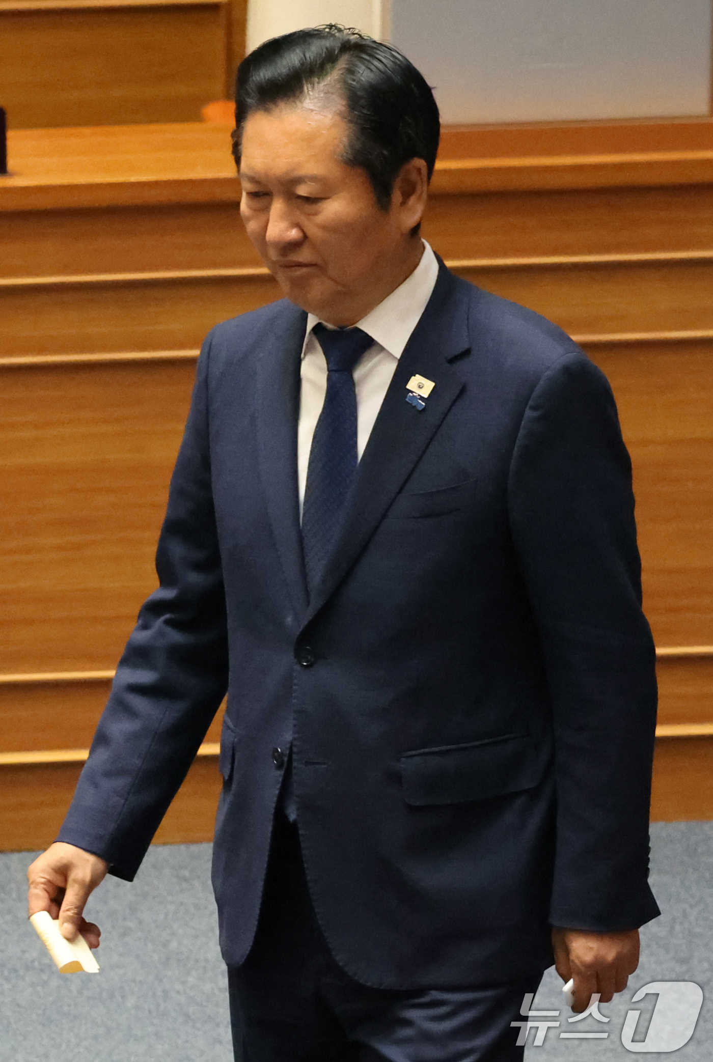 (서울=뉴스1) 황기선 기자 = 정청래 더불어민주당 대표가 5일 오후 서울 여의도 국회에서 열린 22대 국회 후반기 국회의장·부의장 선거에 참석해 투표를 위해 이동하고 있다.  2 …