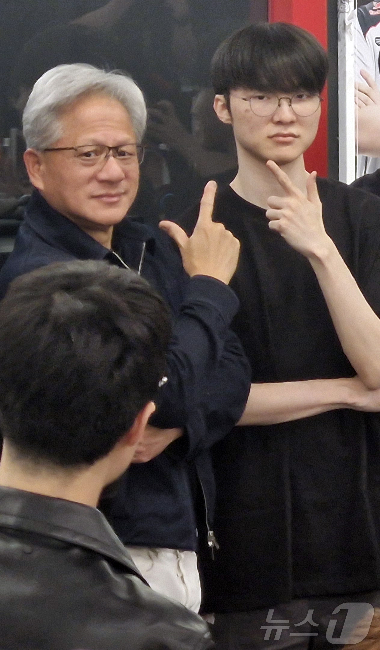 (서울=뉴스1) 신은빈 기자 = 젠슨 황 엔비디아 최고경영자(CEO)가 5일 서울 마포구 PC방 T1 베이스 캠프에서 ‘페이커’ 이상혁을 비롯한 T1 리그 오브 레전드(LoL) 선 …