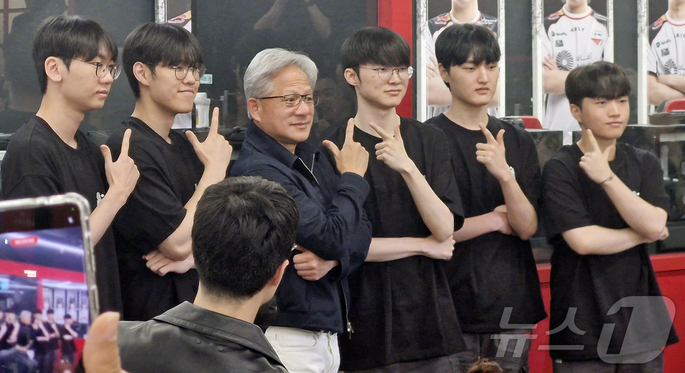(서울=뉴스1) 신은빈 기자 = 젠슨 황 엔비디아 최고경영자(CEO)가 5일 서울 마포구 PC방 T1 베이스 캠프에서 ‘페이커’ 이상혁을 비롯한 T1 리그 오브 레전드(LoL) 선 …