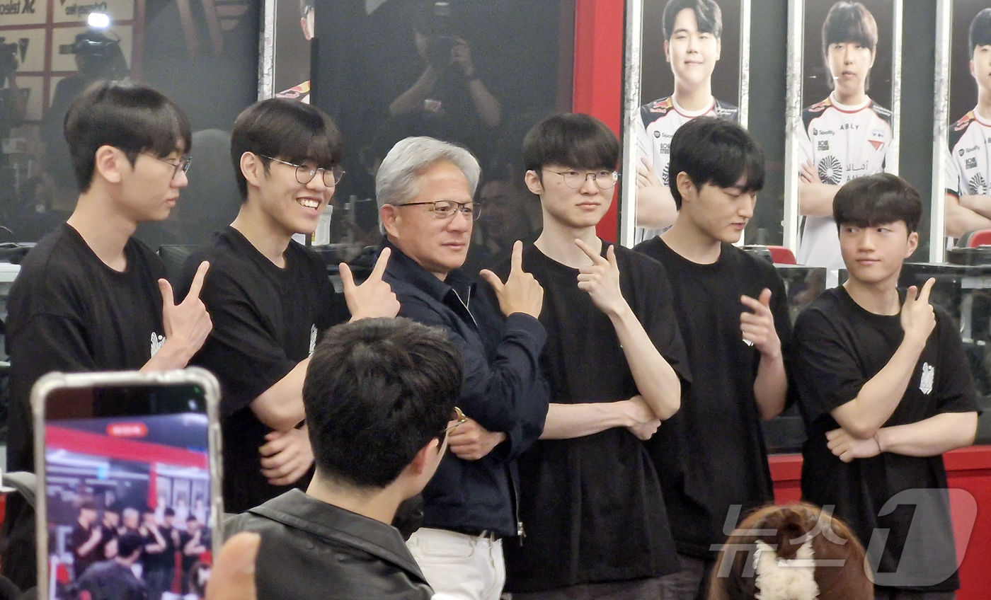 (서울=뉴스1) 신은빈 기자 = 젠슨 황 엔비디아 최고경영자(CEO)가 5일 서울 마포구 PC방 T1 베이스 캠프에서 ‘페이커’ 이상혁을 비롯한 T1 리그 오브 레전드(LoL) 선 …