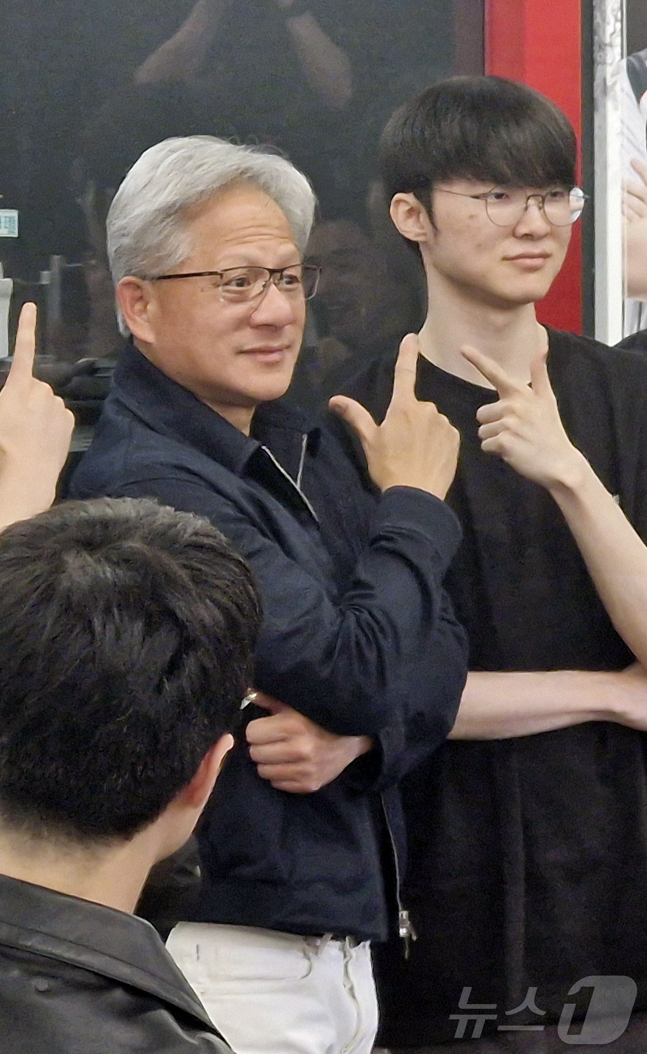 (서울=뉴스1) 신은빈 기자 = 젠슨 황 엔비디아 최고경영자(CEO)가 5일 서울 마포구 PC방 T1 베이스 캠프에서 ‘페이커’ 이상혁을 비롯한 T1 리그 오브 레전드(LoL) 선 …
