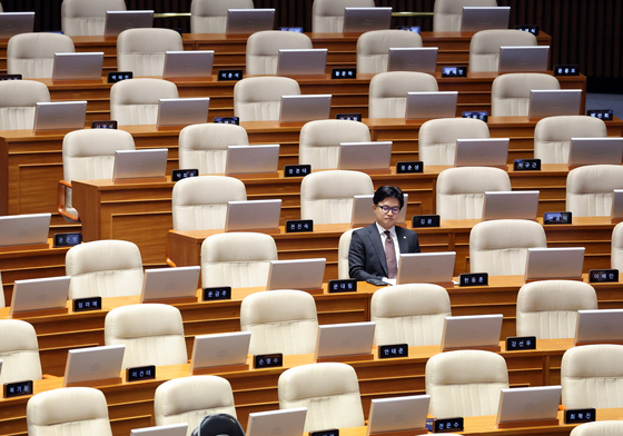 본회의장 자리한 한동훈 무소속 의원