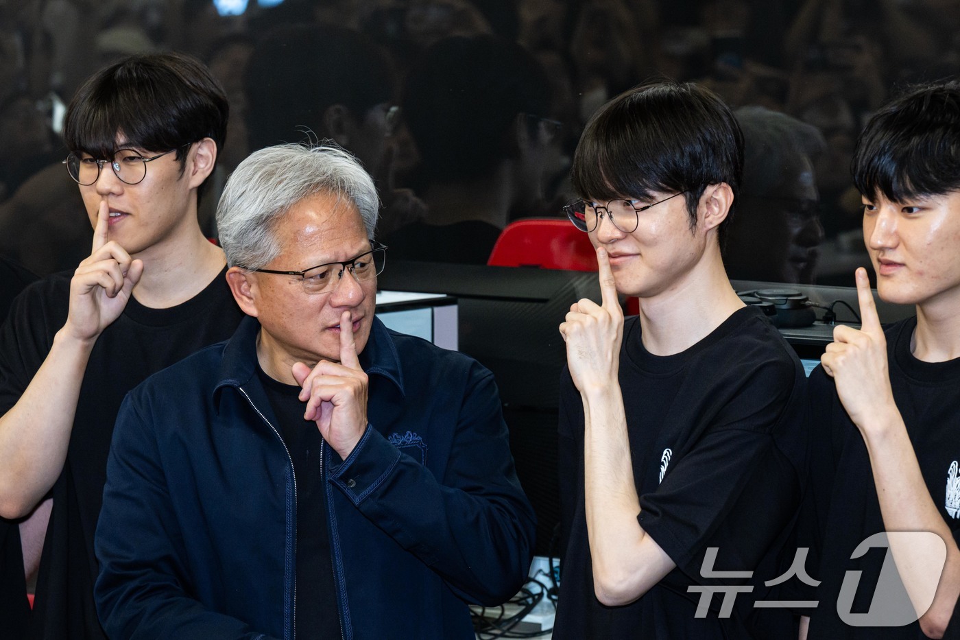 (서울=뉴스1) 이광호 기자 = 젠슨 황 엔비디아 최고경영자(CEO)가 5일 서울 마포구 ‘T1 베이스 캠프’를 방문해 ‘페이커‘ 이상혁을 비롯한 e스포츠 구단 T1의 리그 오브 …